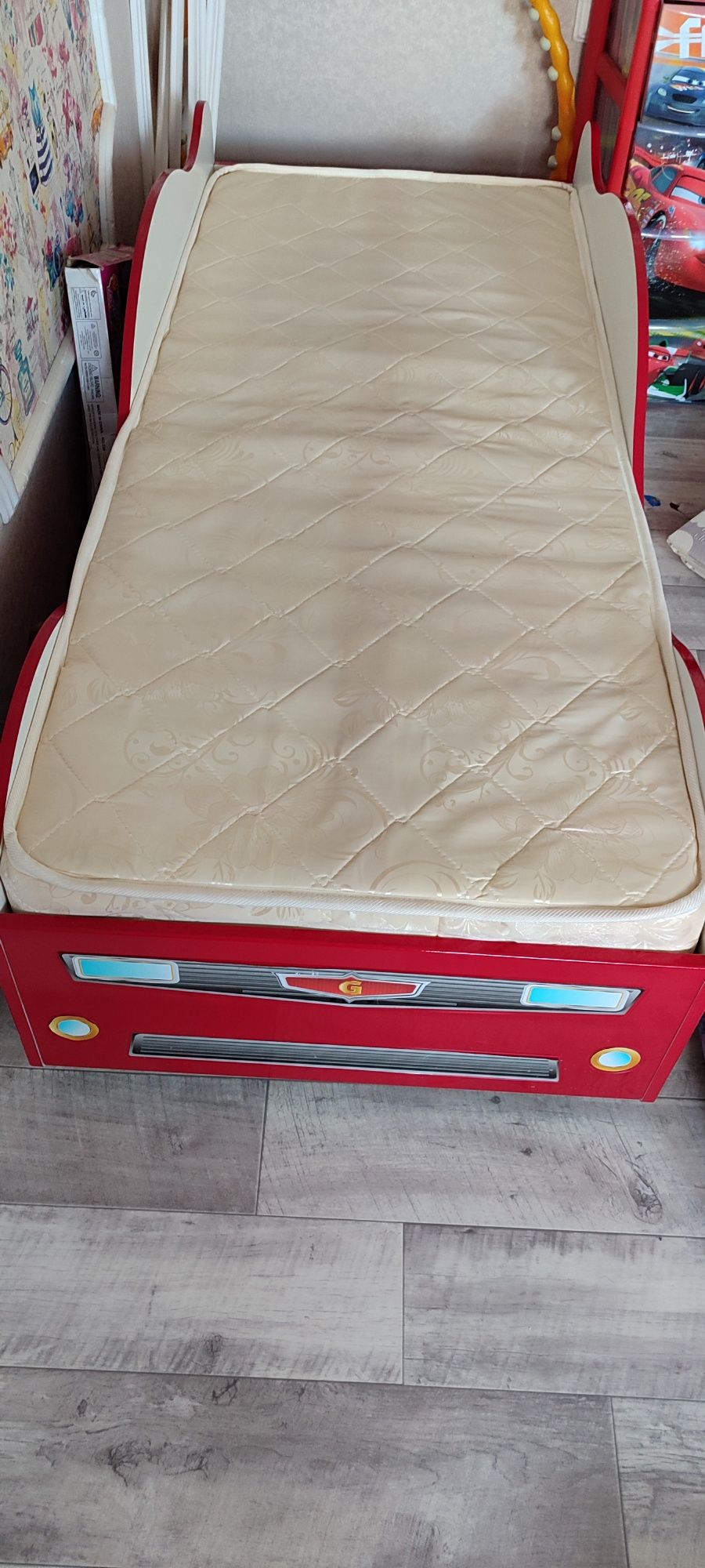 Детская кровать машинка с матрасом , в отличном состоянии
