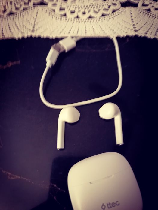 Продавам смартфон Самсунг Galaxi A14   в комплект с безжични слушалки