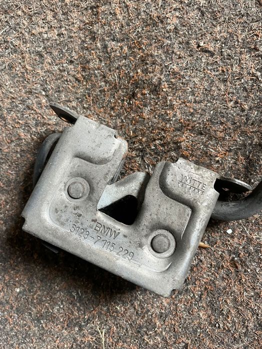 Încuietoare capotă BMW seria 1 e 87