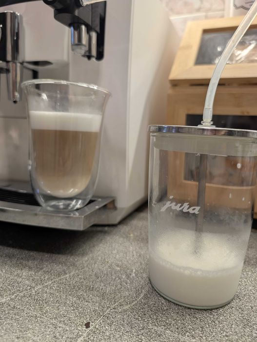 Espressor automat Jura E8 alb