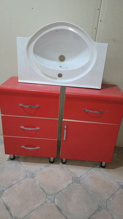 Мебель с раквиной и кресло