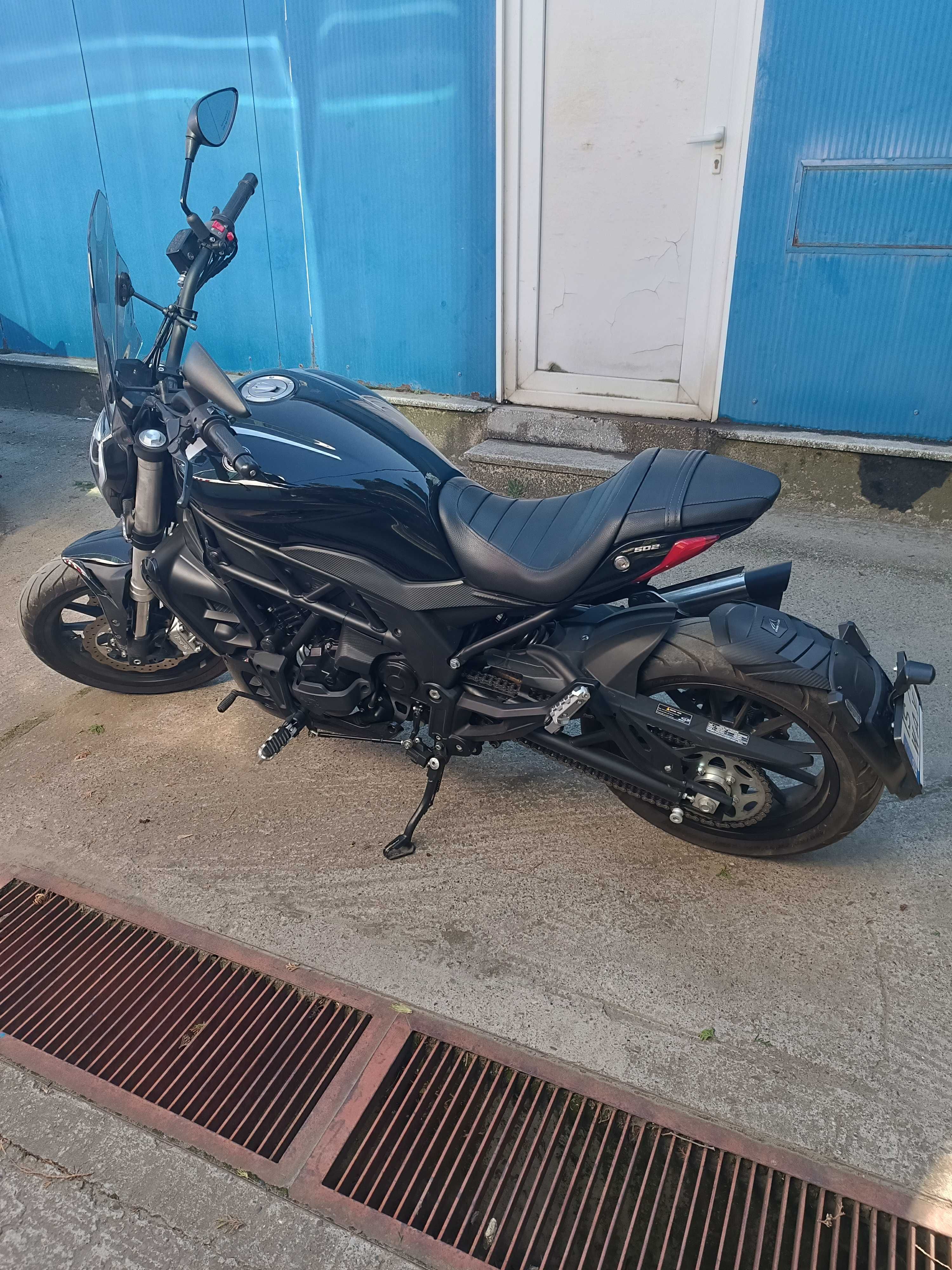 Motocicleta Benelli 502c , schimb cu scuter