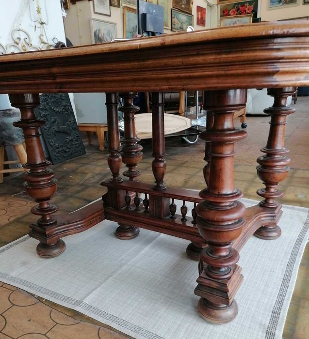 Масивна маса с дърворезба