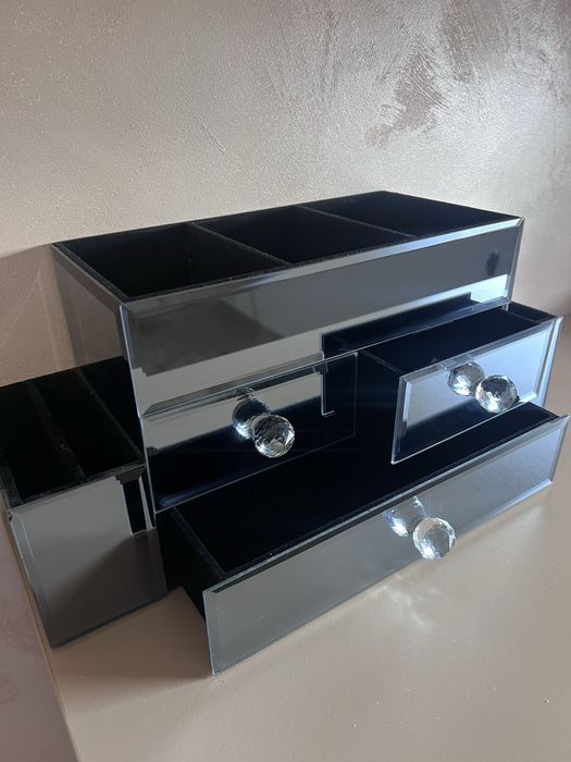 Органайзер за грим и бижута