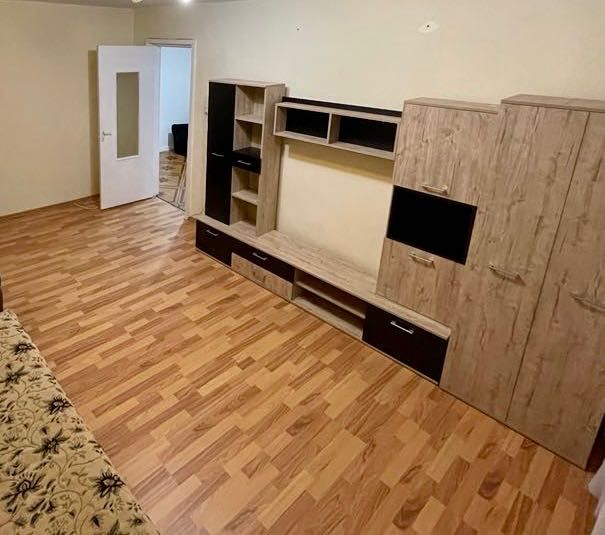 Închiriez apartament cu 3 camere, decomandat