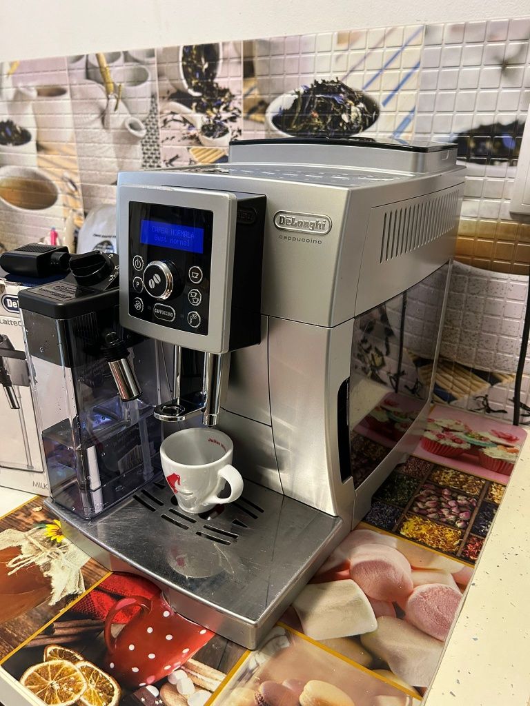 Aparat/espressor/automat cafea DeLonghi, magnífica și capuccino