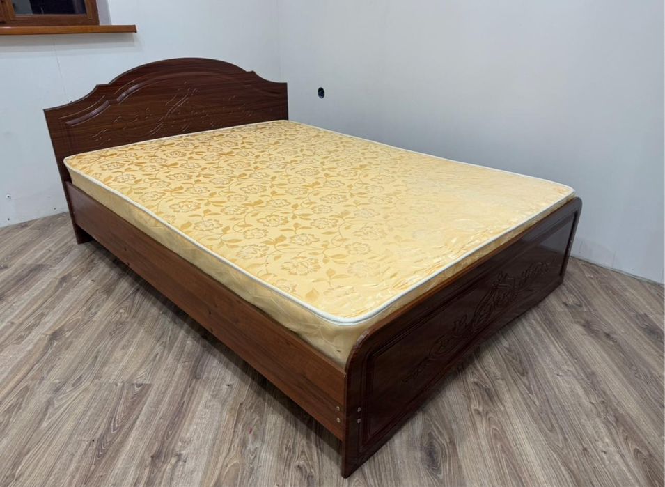 Двухспальная кровать с матрасом