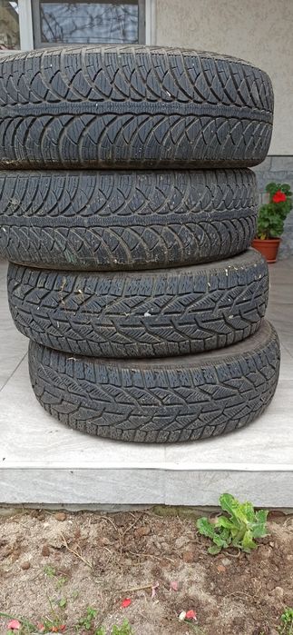 Cauciucuri de iarnă Dacia Logan , mărime 185/65r/15, utilizate o iarnă