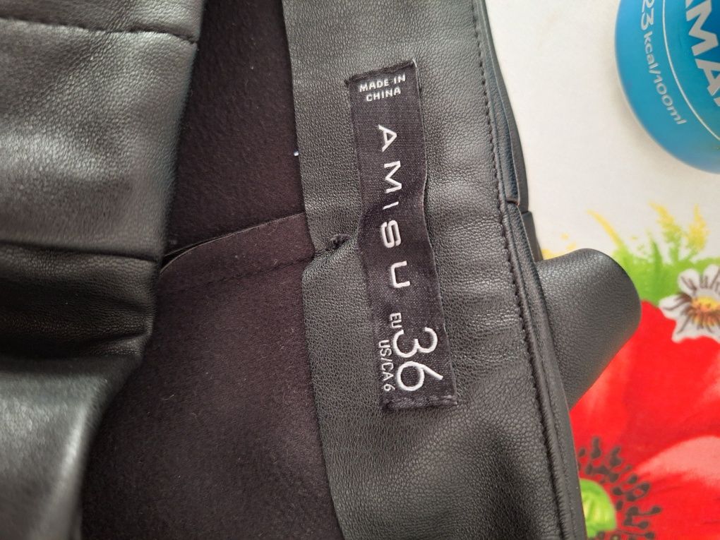 Pantaloni scurți imitatie piele Amisu M