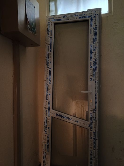 Se vinde ușa din imagine