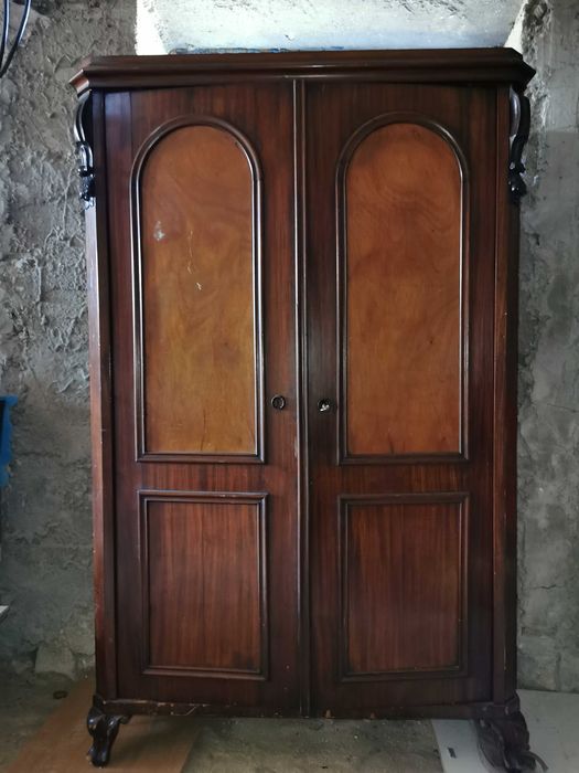 Dulap antic de peste 140 de ani