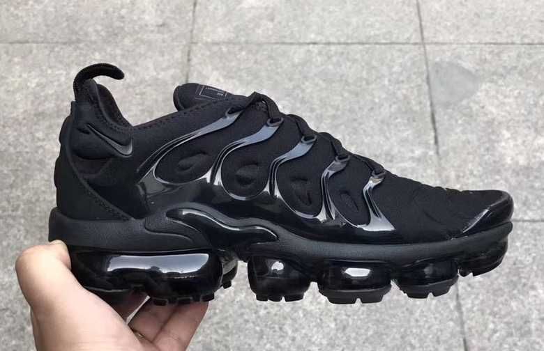 Обувки NIKE / VaporMax PLUS Black  + КУТИЯ