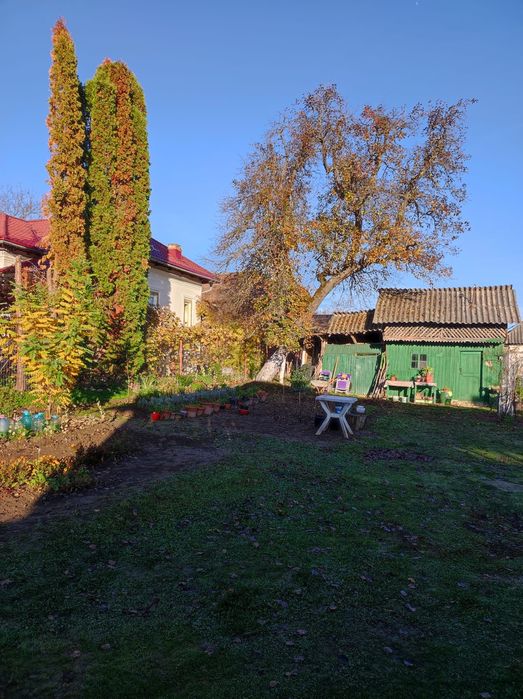 Două case cu mult teren