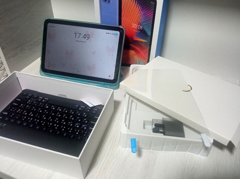 Планшет Oteeto TAB19 (Чехол, клавиатура, стекло и зарядка)