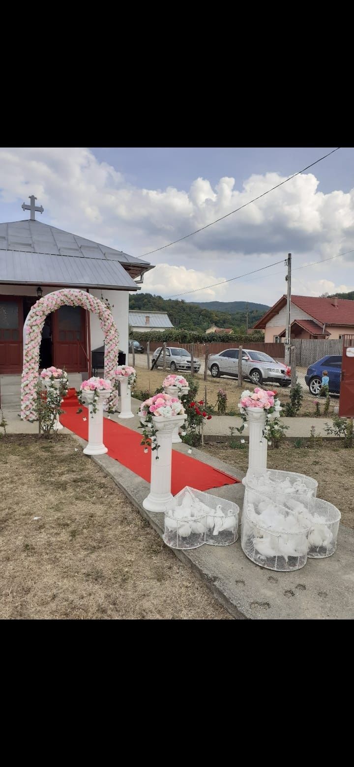 Stalpisori si arcada pentru nunti