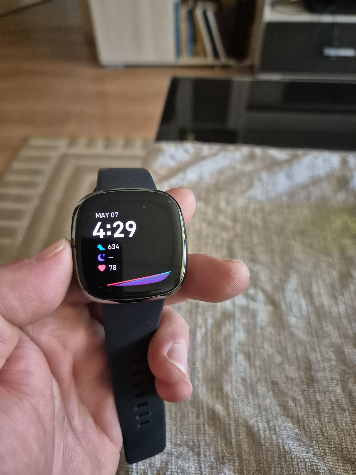 Продавам Fitbit Sense