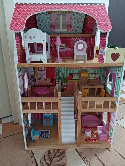 Дървена къща за кукли