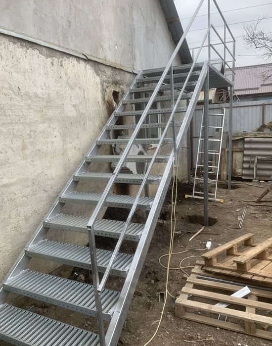 Trepte și scări metalice pentru interior și exterior