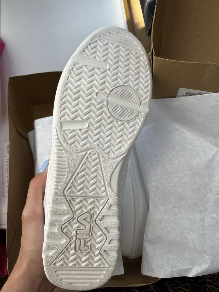 НОВИ маратонки Fila , бели, номер 40