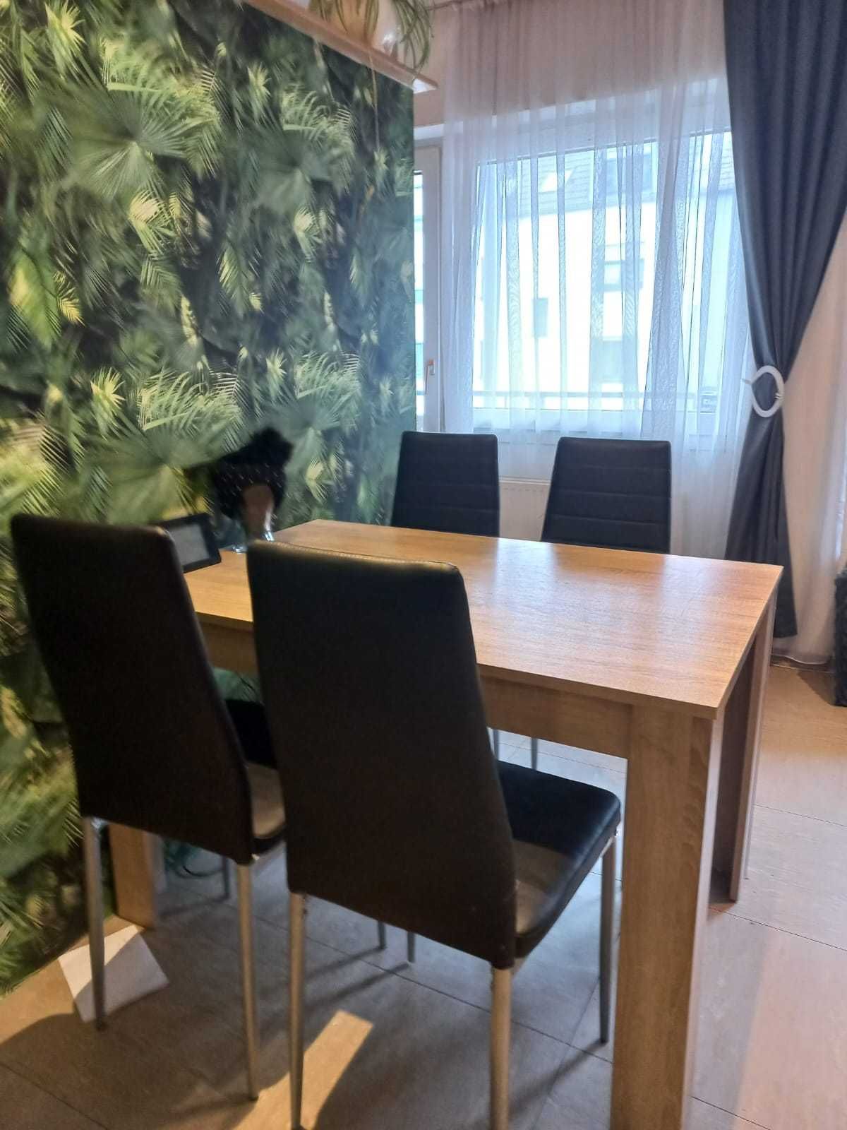 Маса със столове