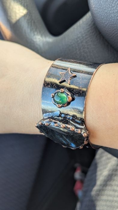 Гривна с естествени камъни и материали.