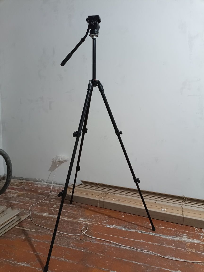 Продам видео штатив Manfrotto 190XDB, голова Weifeng WF-717AH