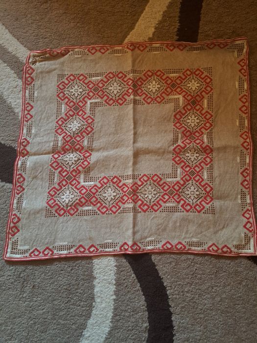 Чисто нови ръчно бродирани карета, вълнени кувертюри и плюшени ковьори