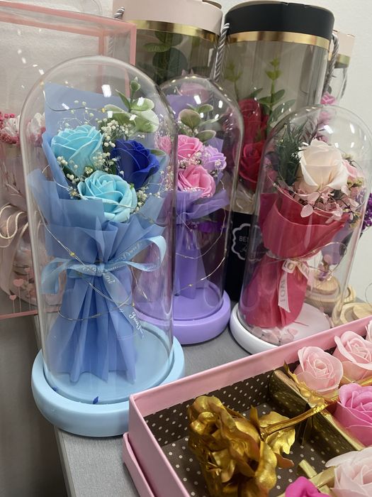 Декоративни букети и подаръчни кутии от сапунени рози