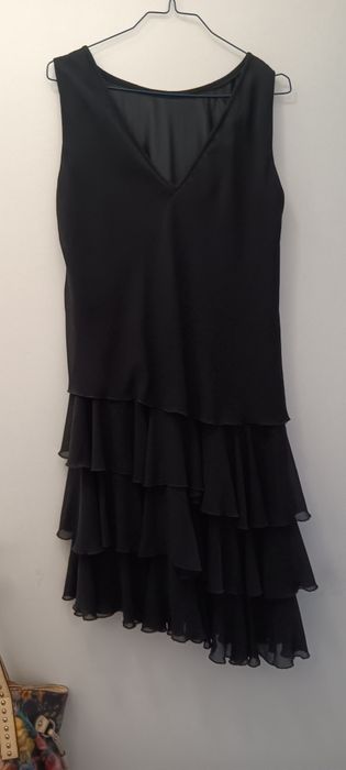 Черна официална рокля ,на волани