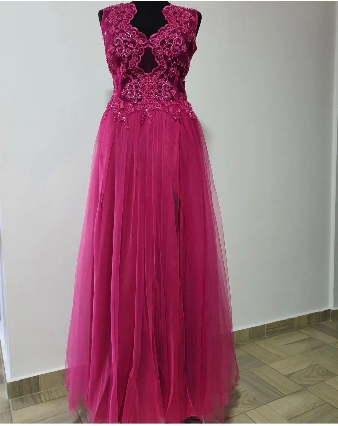 Rochie ampla rosu Rubin dantela brodata din matase naturala si tull;