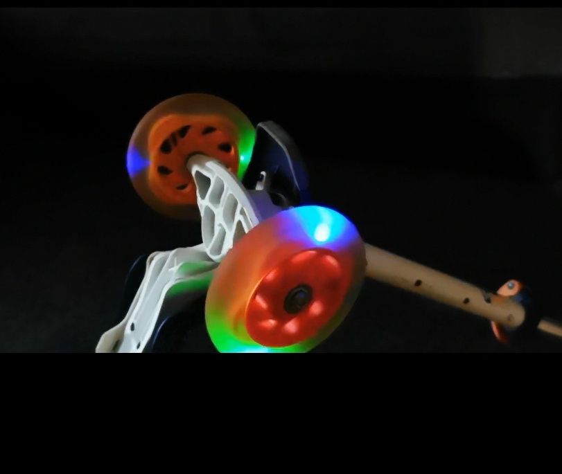 Trotineta 3 roti oxelo B1 500 cu luminite la rotile din fata