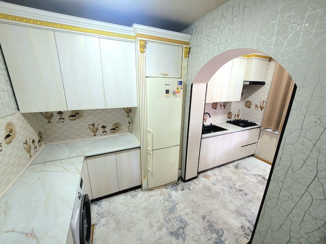 Продаётся 3х ком 1 этаж 3хонали кв сотилади барча жихозлари билан