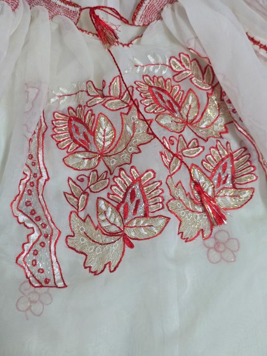 Ie traditionala  foarte frumoasă