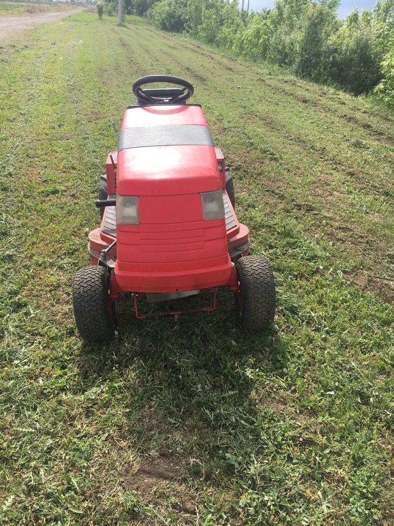 Tractoras tuns iarba
