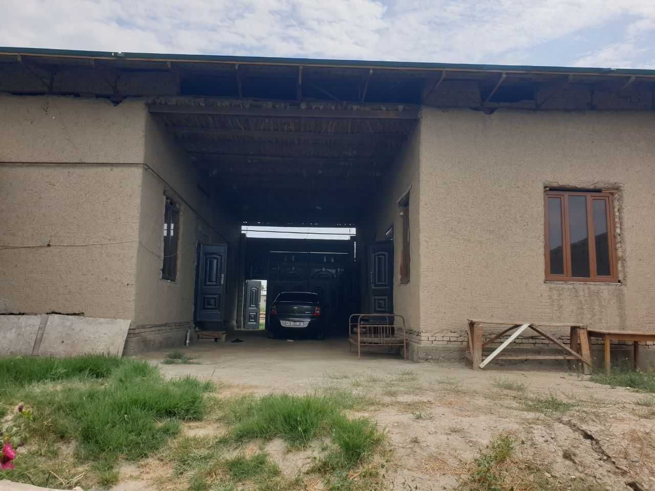 Hovli 8 sotix sotiladi
