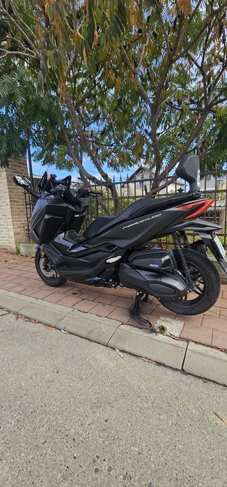Vând Honda Forza 350