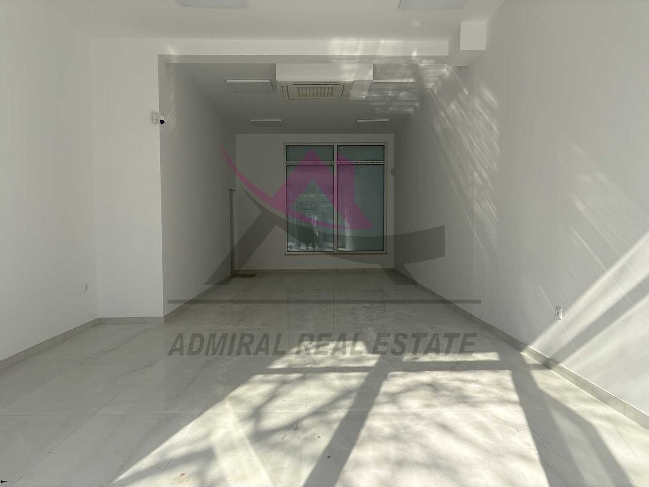 Дава се под наем Магазин в Варна, Център - 110 кв.м за 5500 € - Снимка #1