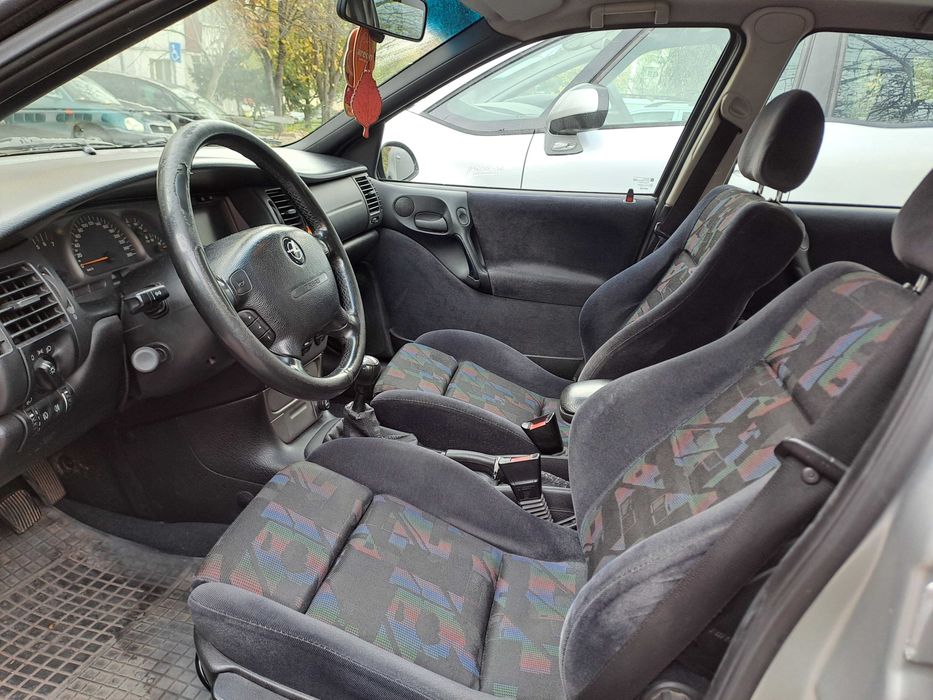 Продавам Опел Вектра Б