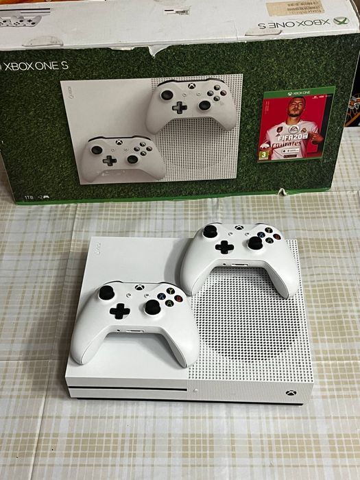 Xbox one s 1TB с два джойстика