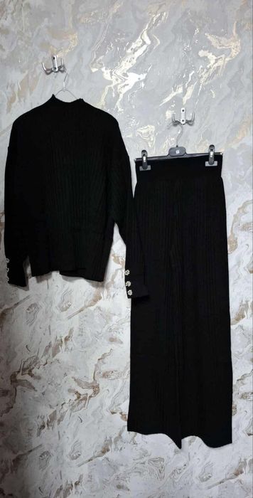 Compleu universal
Universal
NEGRU 2 BUC
MARO DESCHIS 2 BIC
ROSU 2 BUC