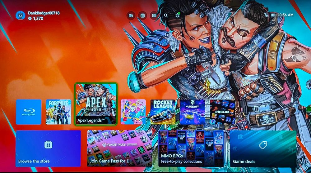 Consola joc XBOX One cu un controller si cateva jocuri instalate