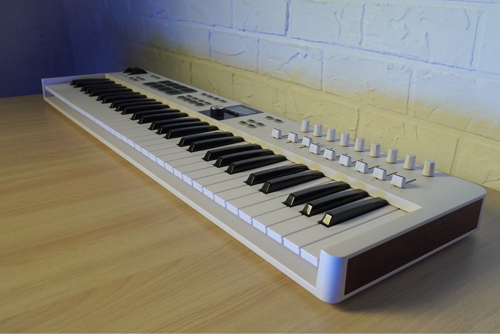 Arturia 61 mk3 миди клавиатура