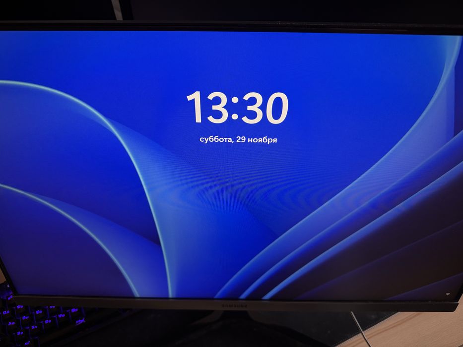 Два монитора с кронштейном и комплектом кабелей