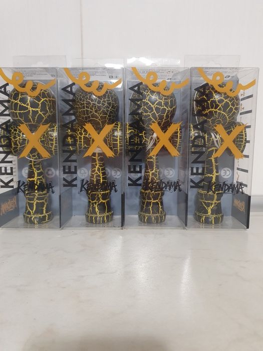 Kendama X neagra cu crapaturi galbene