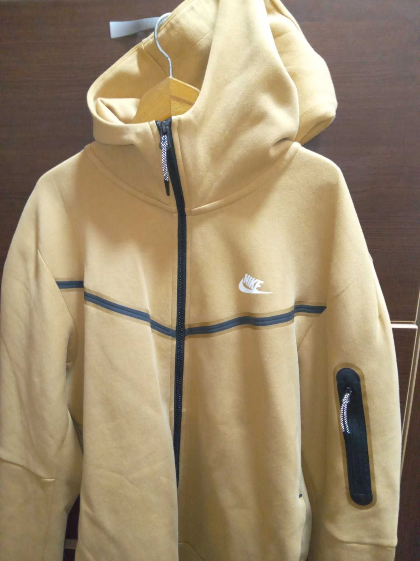 Продавам оригиналнo горнищe/ суитшърт Nike