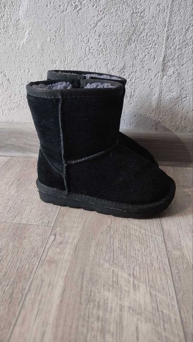 Продам десткую обувь Уги