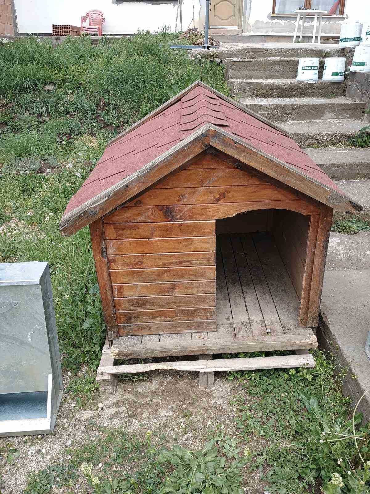 Продава кучешка къща с две хранилки