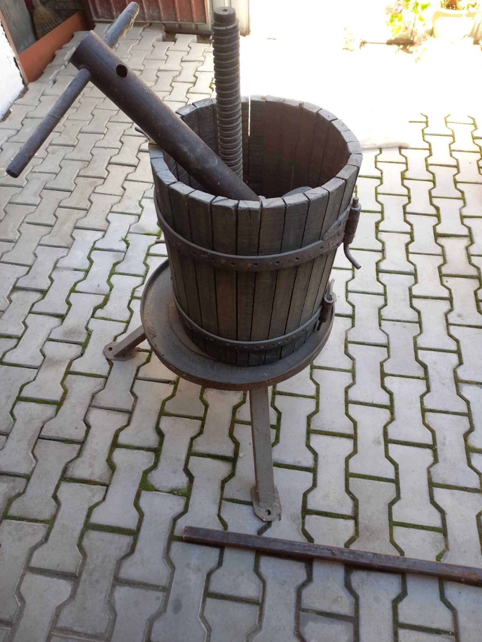 Tocator si storcător de struguri