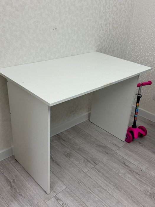 Стол,Простой и удобный письменный стол