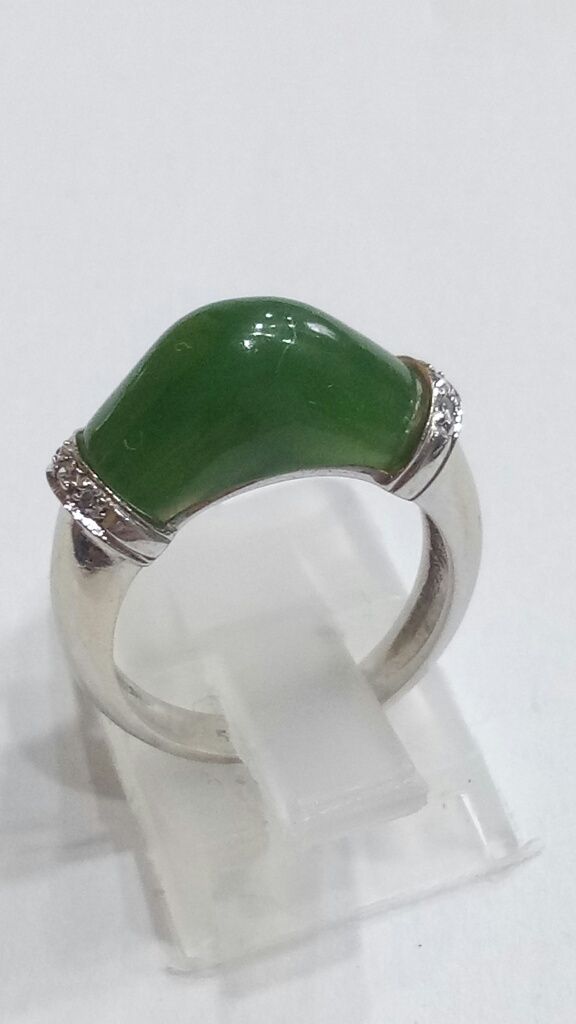 Vind inel deosebit din aur alb 14kt cu  jad și diamante